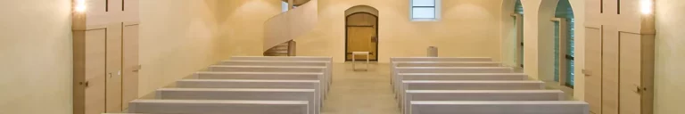Der Kircheninnenraum von St. Klara von hinten.