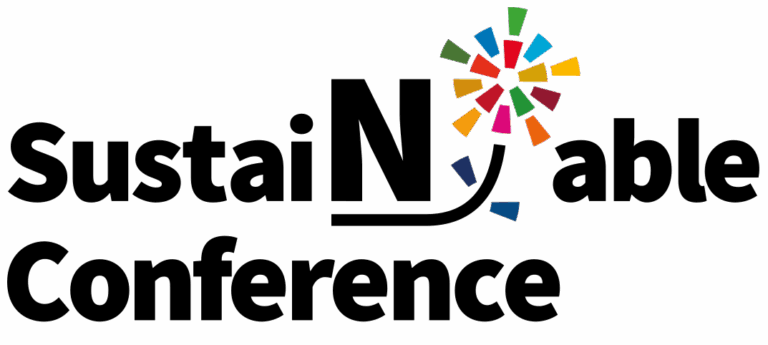 Schriftzug "Sustainable Conference". Dabei ist das "N" des ersten Wortes groß geschrieben, dahinter ist eine abstrahierte, bunte Blume