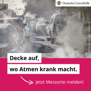 Aktionsbild mit einer Reihe Autos mit rauchenden Auspuffen. Text: Decke auf, wo atmen krank macht - jetzt Messorte melden
