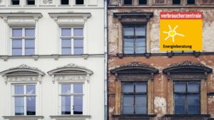 Zwei Mehrfamilienhaushälften - die linke renoviert, die rechte nicht.
