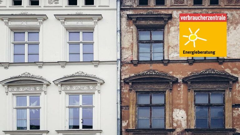 Zwei Mehrfamilienhaushälften - die linke renoviert, die rechte nicht.