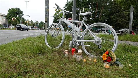 Mahnwache für verunglückten Radfahrer