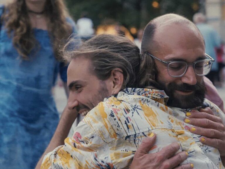 Zwei Männer, die sich umarmen